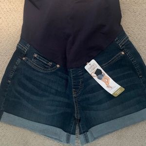 Maternity Levi’s jean shorts